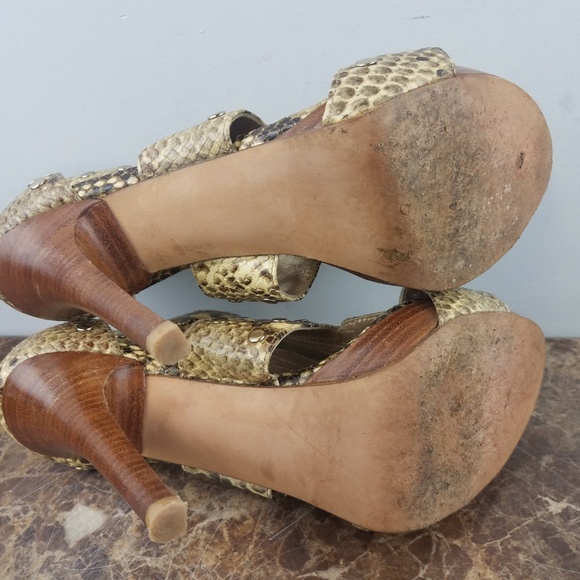 Stuart Weitzman Snake Stiletto T-Strap Pumps 6.5M - Picture 8 of 8